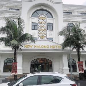 ハロンにあるNew Ha Long Hotel - by Bay Luxuryの新港ホテル前に駐車した白い車