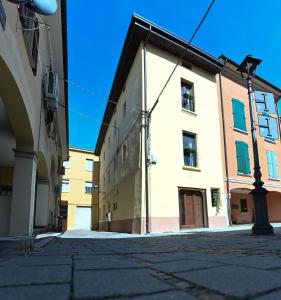 una calle vacía en una ciudad con un edificio en Bull House, en SantʼAgata Bolognese