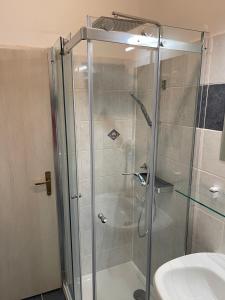 um chuveiro com uma porta de vidro na casa de banho em Apartment Kati em Crikvenica