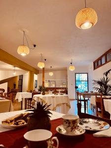 Reštaurácia alebo iné gastronomické zariadenie v ubytovaní Foresteria Santa Maria di Betlem