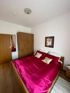 una camera da letto con un grande letto con lenzuola rosa di Apartment Kati a Crikvenica