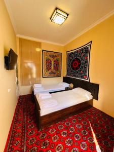 サマルカンドにあるAL-MOTRUDIYの赤いカーペットフロアのベッドルーム1室(ベッド2台付)
