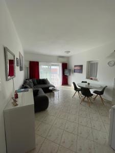 uma sala de estar com um sofá e uma mesa em Apartment Kati em Crikvenica