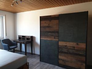 - une chambre avec un lit, un bureau et une porte coulissante dans l'établissement Hochgratstrasse, à Oberreute