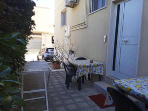 una mesa y sillas sentadas fuera de un edificio en Casa vacanze Sabin, en Polignano a Mare