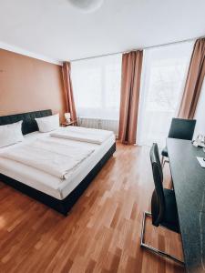 um quarto de hotel com uma cama e uma secretária em Zentral Hotel em Bad Füssing