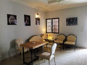 瓦加杜古的住宿－Le BASTA，一间带桌椅的用餐室