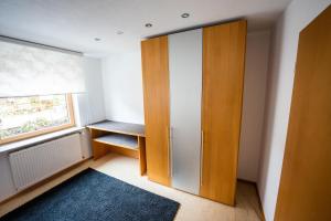 a wardrobe in a room with a window at Ländliche 2-Zimmer Wohnung in Bad Ditzenbach