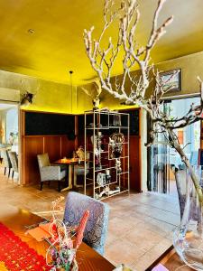 Posezení v ubytování ZU DEN LINDEN - RADEBEUL Pension mit Restaurant