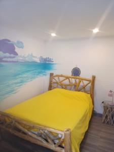 una camera con letto in legno e dipinto a parete di 5th Element Beach House Caparica a Costa da Caparica