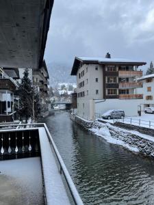 TOP LOCATION - Klosters center - 130m distance to ski lift Parsenn Gotschnabahn and railway station Klosters Platz - direct connection to Davos v zimě