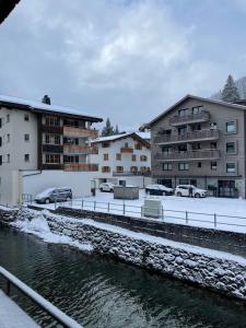 TOP LOCATION - Klosters center - 130m distance to ski lift Parsenn Gotschnabahn and railway station Klosters Platz - direct connection to Davos v zimě