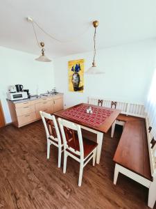 Kuchyň nebo kuchyňský kout v ubytování Zentral Hotel