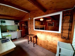 a kitchen with a large window in a cabin at casa di campagna dal pozzo in Sorso