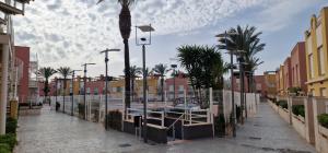 uma rua com palmeiras e uma piscina em Vera playa laguna beach em Vera