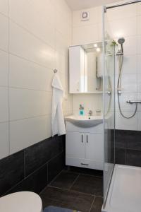 ein Bad mit einem WC, einem Waschbecken und einer Dusche in der Unterkunft Apartman Oliva in Krk