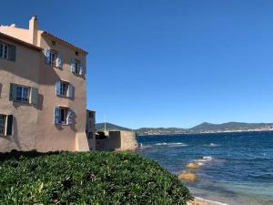 budynek obok zbiornika wodnego w obiekcie Villa Sirène-Urlaub in der Provence-Côte d'Azur w mieście Cabasse