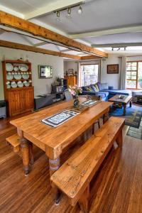 een grote houten tafel in de woonkamer bij Maple Grove in Hogsback