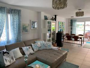 salon z kanapą i jadalnią w obiekcie Villa Sirène-Urlaub in der Provence-Côte d'Azur w mieście Cabasse