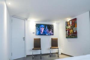 TV a/nebo společenská místnost v ubytování Elven Hotel