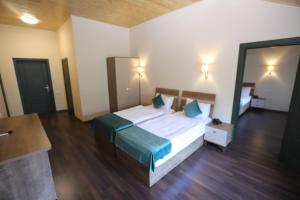 ein Schlafzimmer mit einem Bett und einem großen Spiegel in der Unterkunft Maajid Quba Hotel&Restaurant Sanatorium in Quba