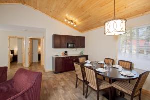 een keuken en eetkamer met een tafel en stoelen bij Jasper East Cabins in Jasper +9 foto's