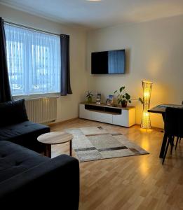 ein Wohnzimmer mit einem Sofa und einem Tisch in der Unterkunft Ferienwohnung Bautzen Süd in Bautzen