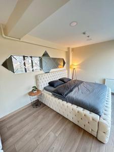 Tempat tidur dalam kamar di Wunderschönes Apartment mit Blick aufs GoldeneHorn