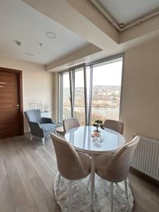 a dining room with a white table and chairs at Wunderschönes Apartment mit Blick aufs GoldeneHorn in Istanbul