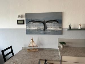 una pintura de una fuente de agua en una pared en Frische Brise Ferienwohnung mit Meerblick en Cuxhaven