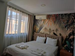 イスタンブールにあるSeyri Istanbul Hotelのベッドルーム1室(ベッド1台、タオル2枚付)
