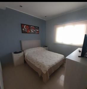 Habitación pequeña con cama y ventana en La Perla 3 amb en Mar del Plata