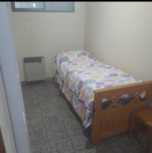 un piccolo letto in una camera con gonna da letto tspectspectspects di La Perla 3 amb a Mar del Plata