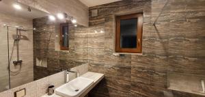 łazienka z umywalką i prysznicem w obiekcie Apartamenty i Domki Mierzeja w Sztutowie +37 zdjęć