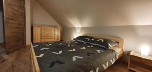 Łóżko lub łóżka w pokoju w obiekcie Apartamenty i Domki Mierzeja