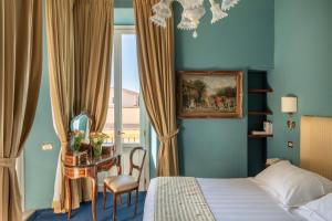 a hotel room with a bed and a desk with a window at Hotel Scalinata Di Spagna in Rome