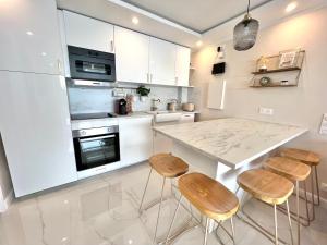 Kuchyň nebo kuchyňský kout v ubytování Luxueux appartement - vue mer - piscine - free parking - Monaco + 21 fotografií