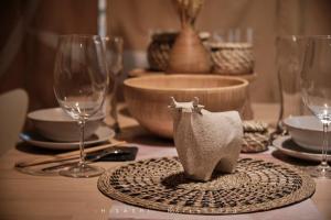 a table with glasses and a napkin holder on a table at 久Hisashi池下店民泊 in Chikusachō +22 photos