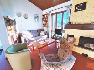 sala de estar con sofá, mesa y sillas en Amazing holiday home in Germignaga with garden en Agra