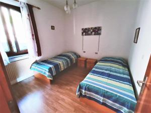 sala de estar con 2 camas y ventana en Amazing holiday home in Germignaga with garden en Agra