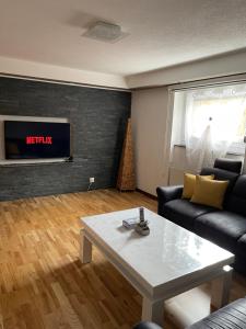 CouvetAppartement Wonder的带沙发和桌子的客厅