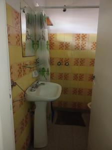 y baño con lavabo blanco y ducha. en Carlos Paz Centric Apartaments en Villa Carlos Paz