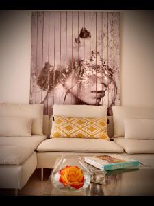 uma sala de estar com um sofá e uma fotografia de um cão em Casa Artelena em Chão de Parada