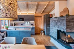 a kitchen with a fireplace in the middle of a room at Pfefferkornhütte in Warth am Arlberg