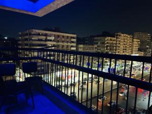widok na miasto w nocy z balkonu w obiekcie 91 الميرلاند الدور 7 w Kairze