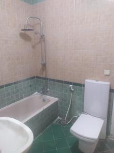 y baño con bañera, aseo y lavamanos. en Apartment at Milsa Nasr City Building No 8, en El Cairo