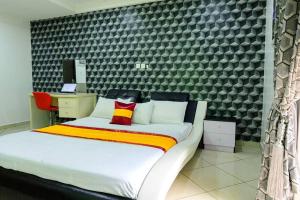 een slaapkamer met een groot bed met een muur bij Cc & Cg Homes Luxury 4 Bedrooms Holiday Home in Abuja