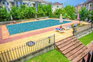 Bazén v ubytování Cc & Cg Homes Luxury 4 Bedrooms Holiday Home nebo v jeho okolí