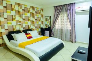 Postel nebo postele na pokoji v ubytování Cc & Cg Homes Luxury 4 Bedrooms Holiday Home + 63 fotografií