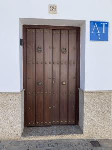 um par de portas de madeira num edifício em Buhardilla Rústica Mirando a Santa Catalina em Jerez de los Caballeros